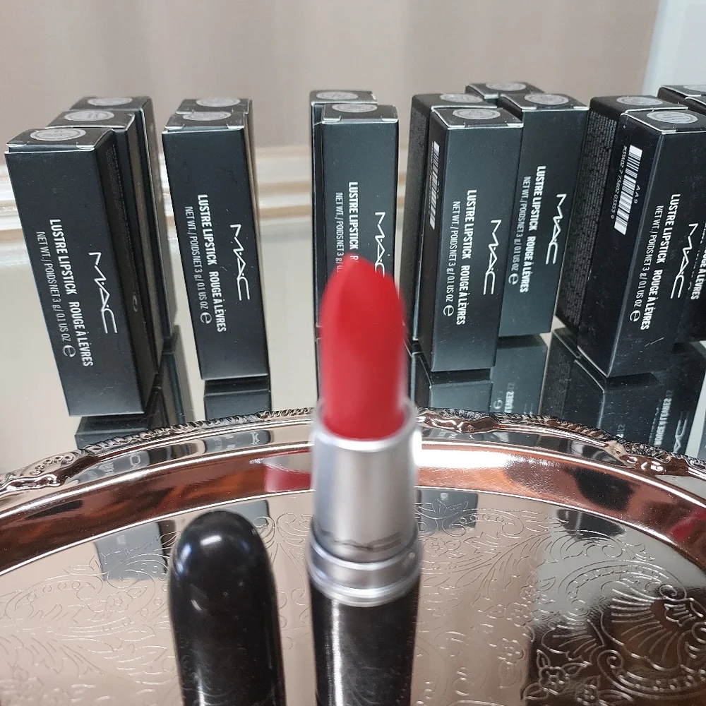 Lipstick in the color ladydanger (11) - Picture 2 of 2